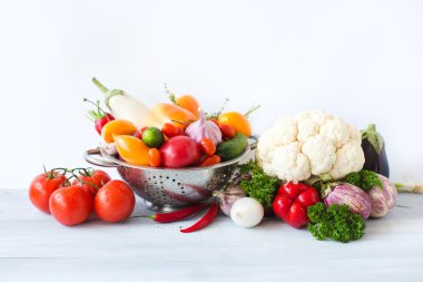 Temiz, taze sebze ile su damlaları.