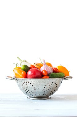 Temiz, taze sebze izole bir kevgir içinde.