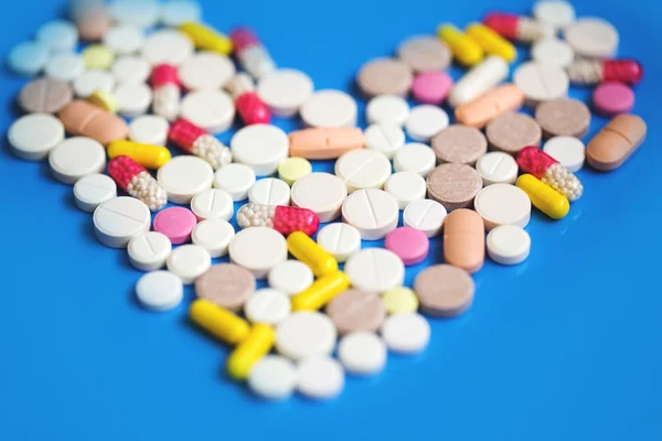 Pilules coeur. Concept de médecine et de santé . — Photo