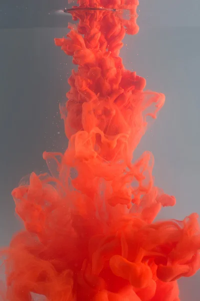 Абстрактный фон. Красная краска в воде — стоковое фото