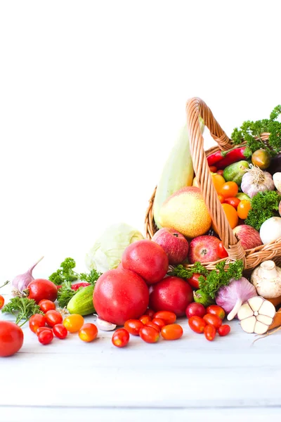 Légumes et fruits frais dans un panier isolé sur fond blanc . — Photo