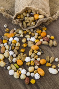 Karışık, çıtır çıtır, kavrulmuş fındıklar tahtadan bir masada, kurutulmuş meyveler, kırsal tasarım...