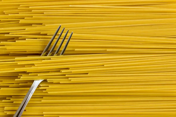 Okokt Traditionell Spaghetti Ränder Pasta Pinnar Bakgrund Med Metallgaffel — Stockfoto