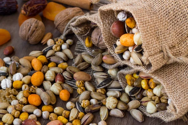 Blandede Sprø Tørre Nøtter Jutebunner Trebord Med Tørket Frukt Rustisk – stockfoto