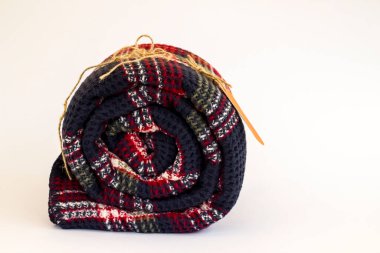 Renkli, sarılmış yün battaniye beyaz arkaplanda kopya alanı ile 