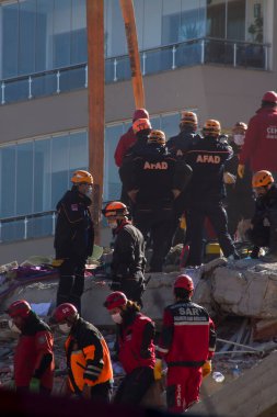 İzmir / Türkiye 31 / 10 / 2020 Deprem İzmir 'de, İzmir' in Bayrakli ilçesinde ve arama kurtarma ekipleri çalışıyor