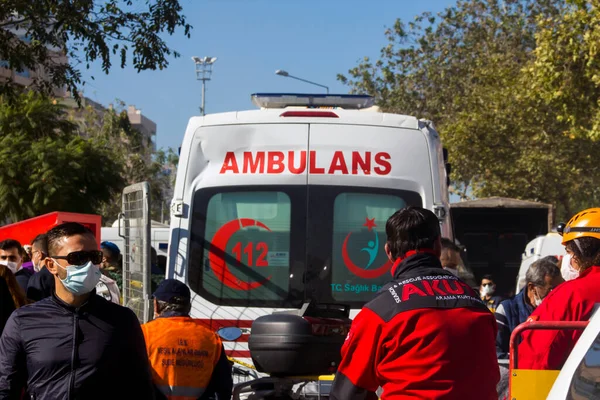 İzmir / Türkiye 31 / 10 / 2020 Deprem İzmir 'de, İzmir' in Bayrakli ilçesinde ve arama kurtarma ekipleri çalışıyor