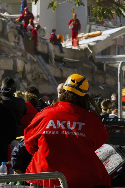 İzmir / Türkiye 31 / 10 / 2020 Deprem İzmir 'de, İzmir' in Bayrakli ilçesinde ve arama kurtarma ekipleri çalışıyor