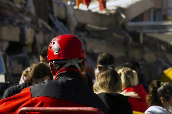 Etsintä Pelastustyöntekijä Hämärtyi Maanjäristyksessä Tuhoutuneen Rakennuksen Edessä Katseli Lepäsi kuvapankin valokuva