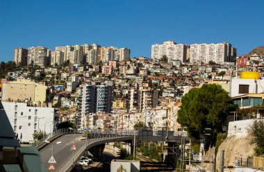 İzmir / Türkiye 31 / 10 / 2020: İzmir 'de metro istasyonu köprüsünden alınan çok sayıda yüksek daireli Hilal ilçesi