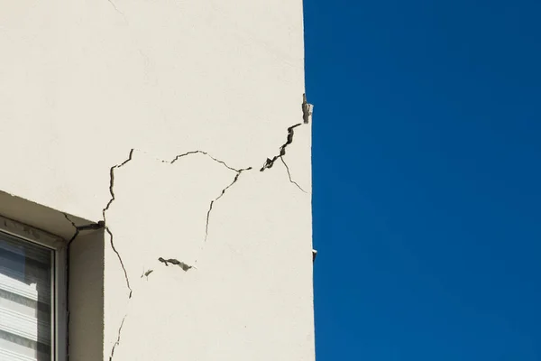 Pared Del Apartamento Agrietada Debido Terremoto Severo Sobre Fondo Azul —  Fotos de Stock