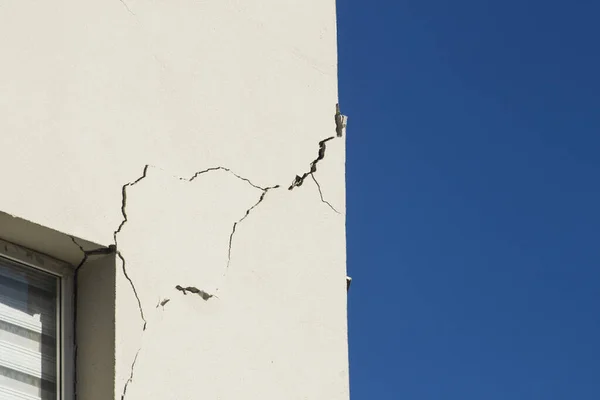 Appartement Muur Gekraakt Als Gevolg Van Ernstige Aardbeving Blauwe Achtergrond Rechtenvrije Stockafbeeldingen