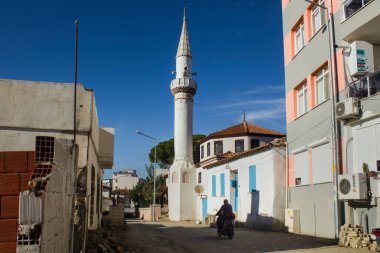 İzmir / Türkiye 01 / 11 / 2020: TURABIYE MOSQUE, İzmir 'in Seferihisar kentindeki Seljuk döneminden kalma iki yüz elli yaşındaki cami