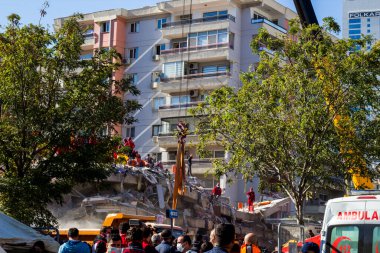 İzmir / Türkiye 31 / 10 / 2020 Deprem İzmir 'de, İzmir' in Bayrakli ilçesinde ve arama kurtarma ekipleri çalışıyor