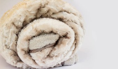 Çift kişilik, pelüş battaniye beyaz yüzeyde kopya alanı ile sarılı.