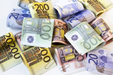 Elli, yüz ve iki yüz avroluk banknotlar beyaz yüzeye kesilmiş, katlanmış ve yığılmış.