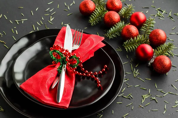 Diseño Elegante Navidad Con Servilleta Roja Platos Negros Bolas Brillantes — Foto de Stock