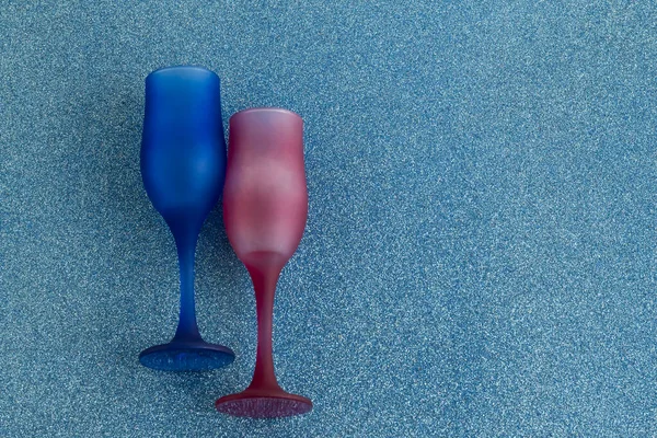 Два Синих Бокала Шампанского Блестящей Поверхности Копировальным Пространством Вид Сверху — стоковое фото