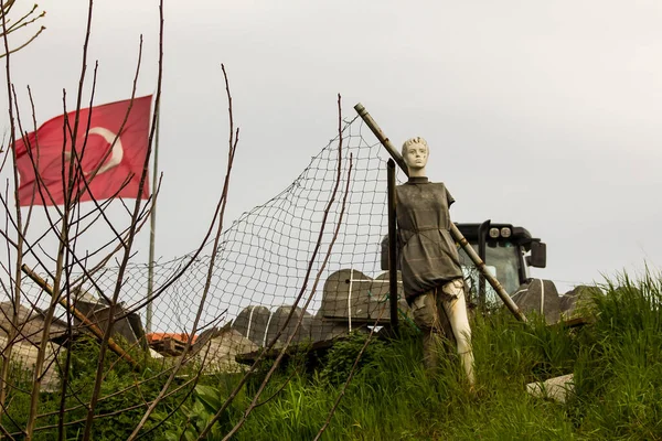 Maniquí Sin Vida Con Pierna Rota Tirada Basura Con Bandera — Foto de Stock