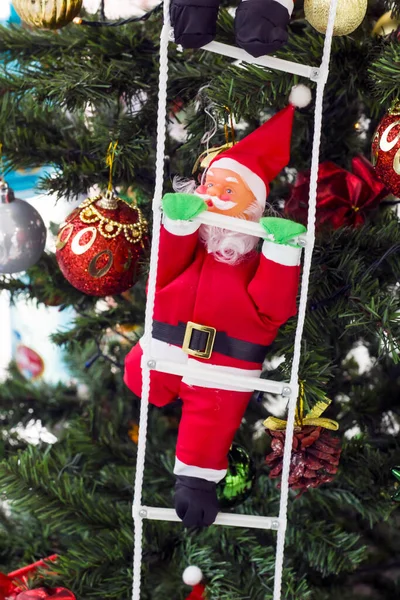 Decorado Árbol Navidad Con Coloridas Decoraciones Navideñas Cerca Tomada Santa — Foto de Stock