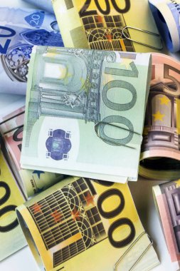 Avro banknotları dikey görüntünün beyaz yüzeyine kırpıldı ve yığıldı