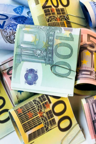 Eurobankbiljetten Geknipt Wit Oppervlak Van Verticaal Beeld Opgestapeld — Stockfoto