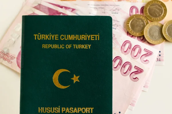 Tyrkisk Grønt Fargeoffiserpass Tyrkiske Pengesedler Hvit Bakgrunn – stockfoto