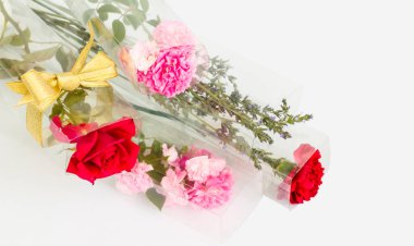 Kırmızı karanfiller ve şeffaf kutularda taze güller, çeşitli çiçekler.