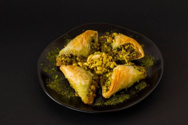 Geleneksel Türk Pastası Tatlısı Pistachio Baklava; siyah zemin üzerinde fotokopi alanı olan 