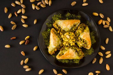 Geleneksel Türk Pastası Tatlısı, Pistachio Baklava; fotokopi alanı ve fıstıklı siyah arka planda 