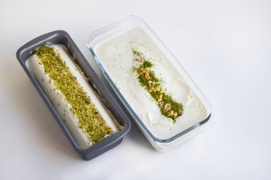 Beyaz yüzeyde farklı kaplarda bulunan geleneksel Türk Dondurma Maraları, şam fıstığı ve vanilya aromalı kopyaları