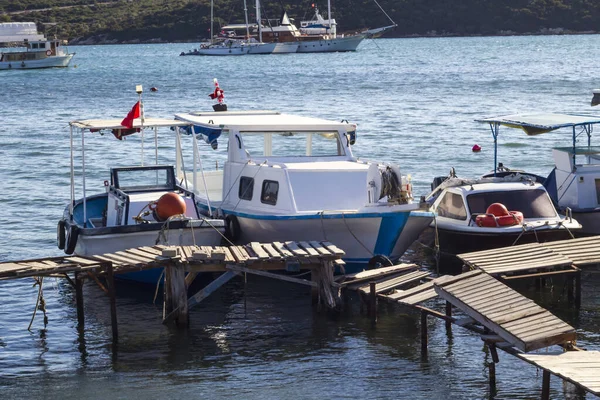 Fiskebåtar Med Turkiska Flaggor Förtöjda Träbrygga Det Blå Havet — Stockfoto