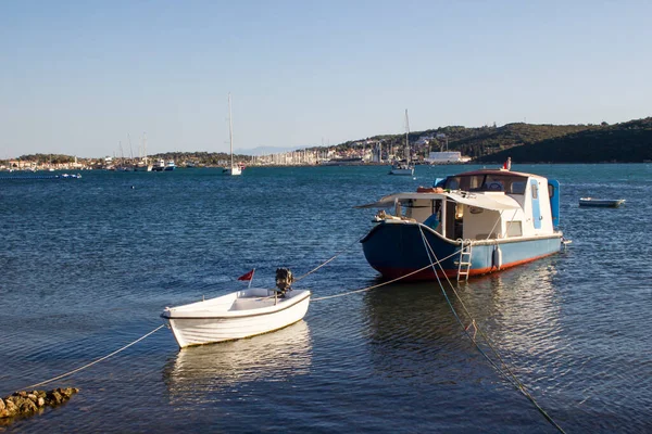 Tomma Fiskebåtar Med Turkiska Flaggor Förtöjda Det Blå Havet Suddig — Stockfoto
