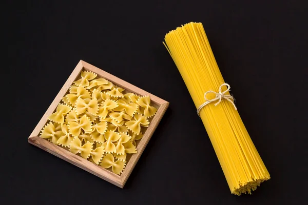 Okokt Bogformad Pasta Trälåda Med Spagetti Svart Yta Ovan Utsikt — Stockfoto