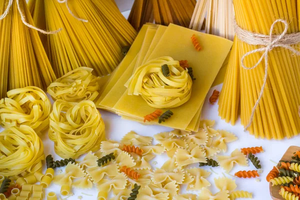 Okokt Grönsakspasta Lasagne Blad Och Typer Spaghetti Vit Bakgrund — Stockfoto