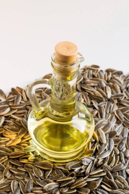 Tuzlu, kavrulmuş ay çekirdeği ayçiçeği yağlı bambu kasesinde.