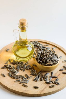 Tuzlu, kavrulmuş ay çekirdeği ayçiçeği yağlı bambu kasesinde.