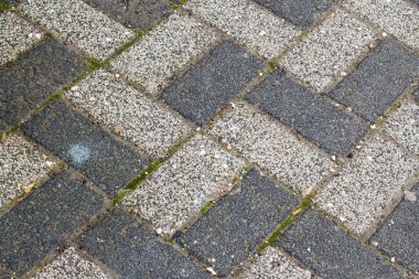 Yağmur suyu ve arka planda iki tonluk yaya yolu.