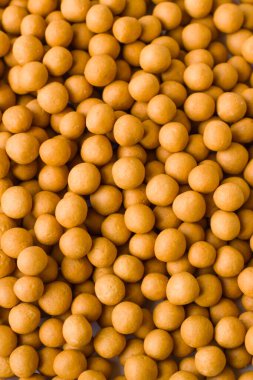 Soya sosuyla kaplanmış kızarmış nohut, arka plan.