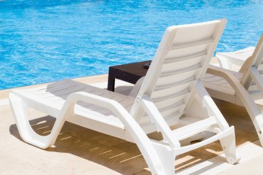 Mavi renkli, yüzme havuzunun bir parçası, plastik güneşlik. 