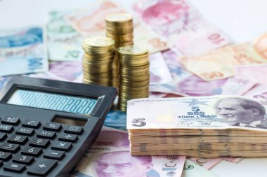 Türk Para Banknotları para ve siyah hesap makinesi ile beyaz yüzeye dizayn edildi. Seçmeli odak