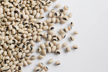 Fotokopi alanı olan cam zemin üzerinde siyah bezelye ya da inek bezelyesi