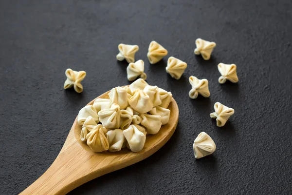 Beyaz zemin üzerine ahşap kaşıkla dizayn edilmiş kıymalı geleneksel Türk köfteleri.