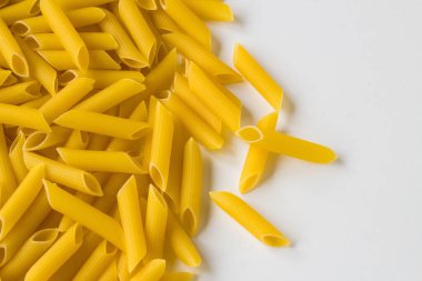 Pişmemiş, kalem şeklinde ya da makarna, fotokopi alanı ve üst görünümü olan silindirik makarna.