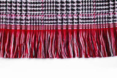 Kırmızı, siyah ve beyaz kareli, fırfırlı yünlü eşarp, kopyalama alanı olan beyaz arkaplan