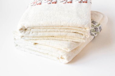 Çift, temiz bambu banyo havluları, beyaz arka planda katlanmış, üst tarafta.