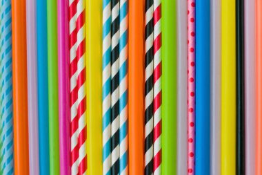 Renkli, tek kullanımlık ve farklı plastik içme çubukları arka plan