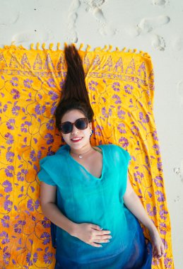 Sahilde eğleniyorum.