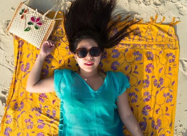 Азиатская девушка отдыхает на пляже в модных очках — стоковое фото