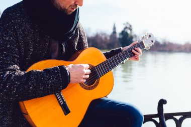 Gitarını bir parkta adamla